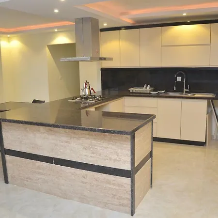 Nieuwe Duplex Met 6 Slaapkamers En Twee Woonkamers Plus Kinderbad *